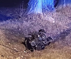 Mercedes uderzył w drzewo, aż wypadł silnik. Tragedia na drodze pod Lubinem
