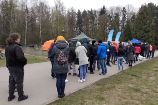 Wciąż tłumy na szczepienia w Parku na Zdrowiu. Będą szczepić do ostatniego chętnego! [zdjęcia]