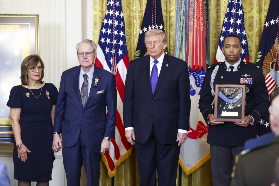 Ludzie poruszeni wyczynem żołnierza, którego pośmiertnie odznaczył Trump