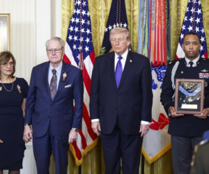 Ludzie poruszeni wyczynem żołnierza, którego pośmiertnie odznaczył Trump