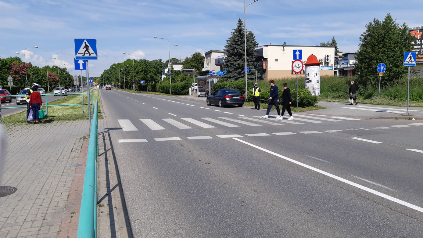 Mandat za używanie komórki na pasach. Akcja tarnowskiej policji. Zobacz zdjęcia!