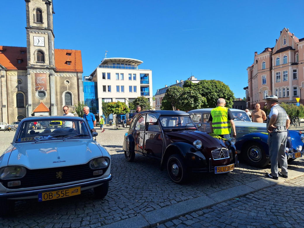 11. Zlot Pojazdów Zabytkowych. Klasyki motoryzacji opanowały Tarnowskie Góry