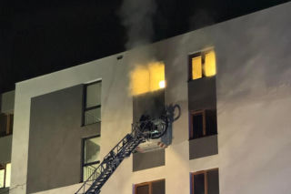 Pożar w bloku przy ul. Grzegórzeckiej w Krakowie. Ewakuowanym osobom podstawiono autobus MPK [GALERIA]