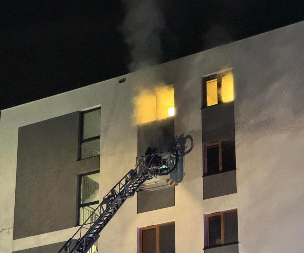 Pożar w bloku przy ul. Grzegórzeckiej w Krakowie. Ewakuowanym osobom podstawiono autobus MPK