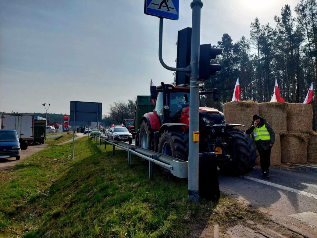 Totalna blokada DK 80 pod Bydgoszczą. Duże utrudnienia dla kierowców. Rolnicy ustawili barykadę, palą drewno, organizują pogrzeb [ZDJĘCIA]