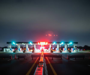 Ciężarówka staranowała bramki na A4. Kierowca zaskakuje wszystkich?