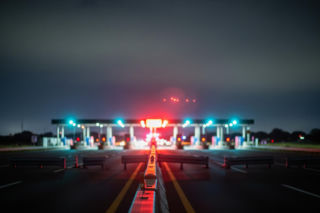 Ciężarówka staranowała bramki na A4. Kierowca zaskakuje wszystkich?