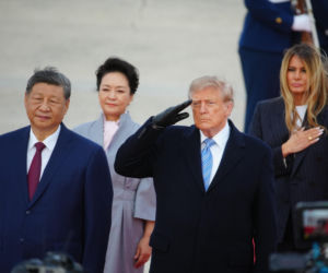 Przywódca Chin przyleciał do USA. Też przeszedł po czerwonym dywanie