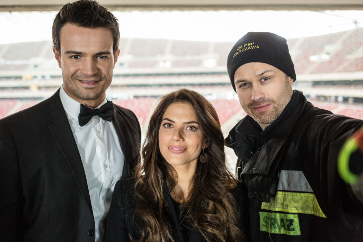 Strażacy 2 sezon odc. 19 (odc. 9). Adam Wojnar (Maciej Zakościelny), Kamila (Weronika Rosati), Ksawery (Mikołaj Krawczyk)
