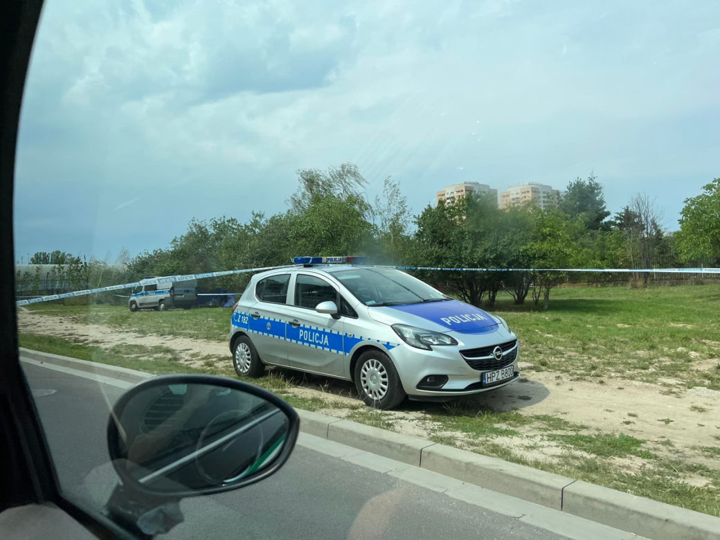 Martwy człowiek przy centrum handlowym w krzakach. Makabra na Pradze-Południe