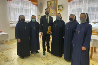 Dzieci z Izdebek w końcu dostaną pomoc od państwa. Rodzeństwo przeszło gehennę [GALERIA] 
