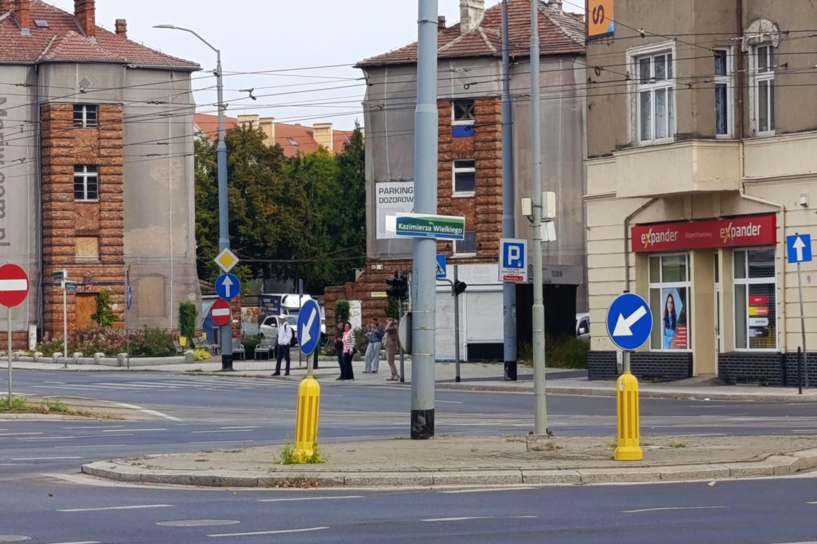 Plac Kazimierza Wielkiego po czterech latach doczekał się tablicy z nazwą