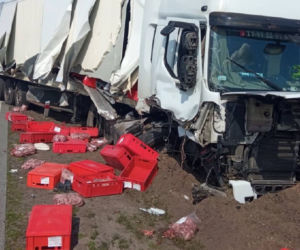 Ogromny bałagan na S8 za węzłem Róża: 24-latek zahaczył TIR-em inną ciężarówkę. Na drogę wysypało się mięso
