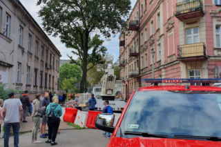 Balkon z ludźmi oberwał się z kamienicy. Przyczyna jest szokująca