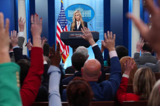 Media masakrują nową rzeczniczkę Trumpa! Piękna blondynka kocha się w prezydencie?
