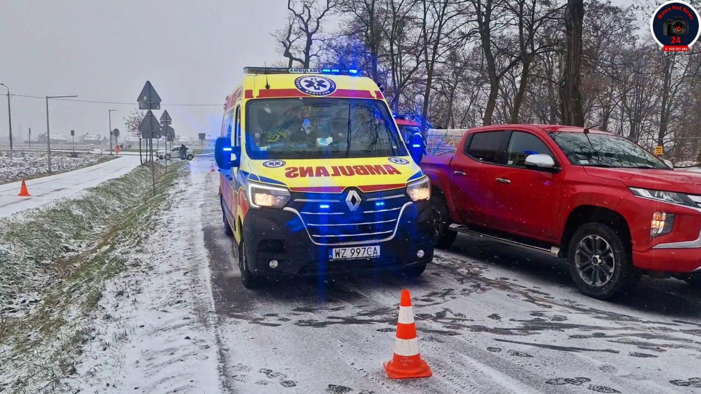 Makabryczny wypadek pod Warszawą. Osobówka dachowała na łuku drogi. Jedna osoba ranna
