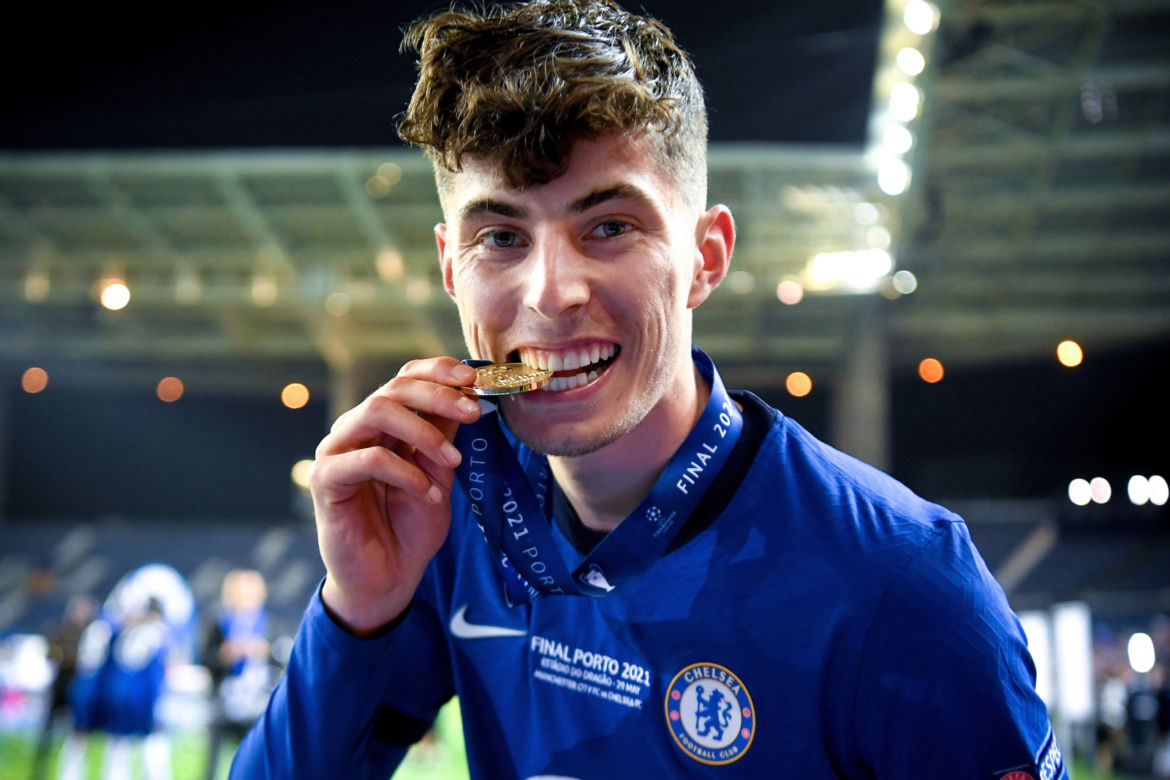 Piłkarze i kibice Chelsea Londyn świętują wygranie Ligi Mistrzów po zwycięstwie w finale 1:0 z Manchesterem City 