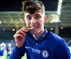 Piłkarze i kibice Chelsea Londyn świętują wygranie Ligi Mistrzów po zwycięstwie w finale 1:0 z Manchesterem City 