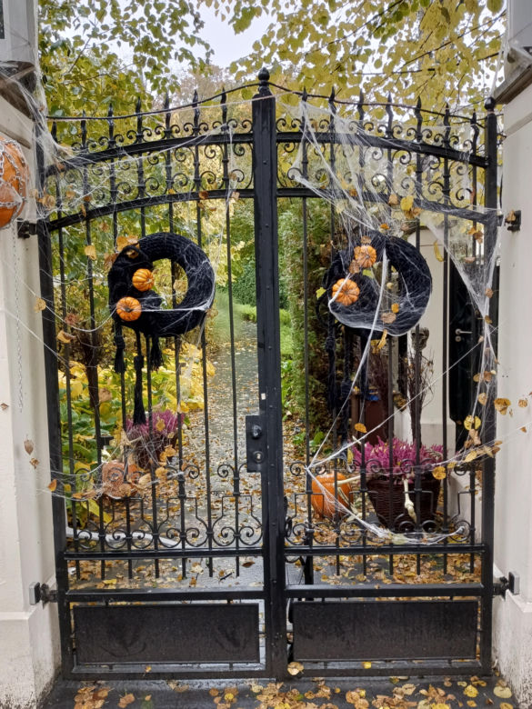 Willa na Jaśkowej Dolinie znów ozdobiona. Tym razem przechodniów zaskakują halloweenowe straszydła!
