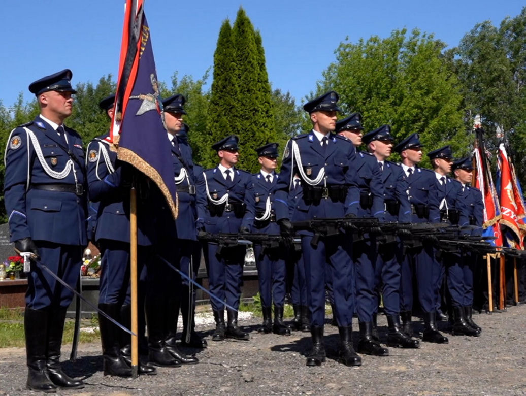 Srebrny orzeł prowadził Arka w ostatniej drodze. Poruszający gest policjantów i strażaków