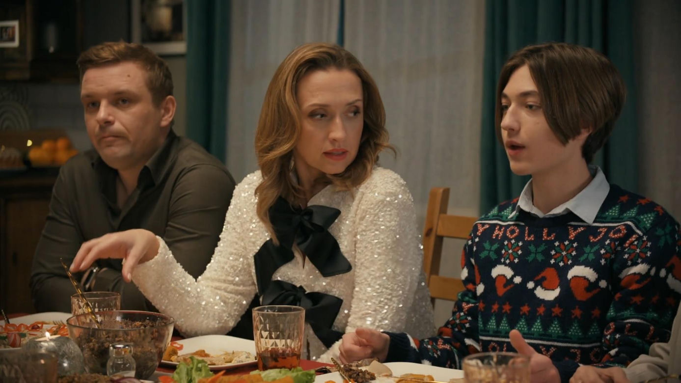 Barwy szczęścia, odcinek 3376: Asia (Anna Gzyra-Augustynowicz), Hubert (Marek Molak), Emil (Artem Malaszczuk)