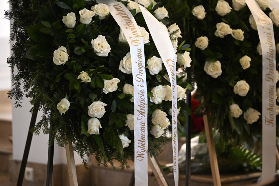 Wieńce na pogrzebie Edwarda Linde-Lubaszenki. Żałobnicy pożegnali artystę pięknymi kwiatami