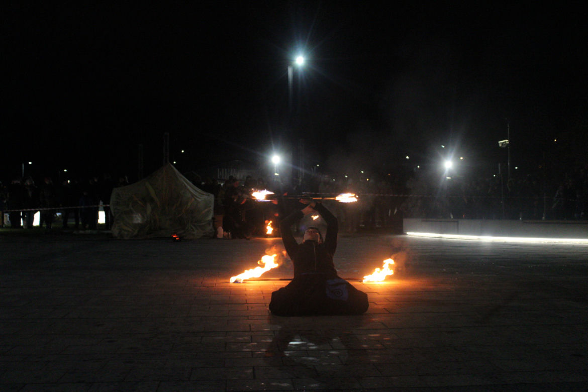 WOŚP 2023 w Krakowie: Fire Show w Nowej Hucie w wykonaniu grupy Spontan Fire