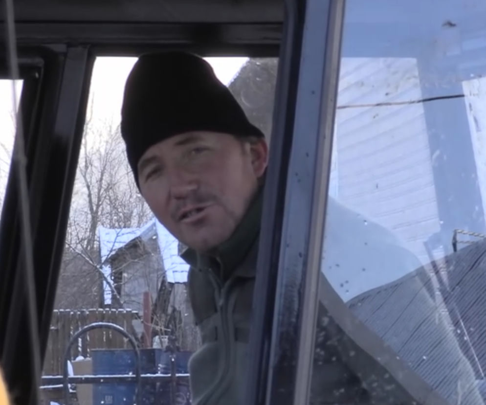Rolnicy. Podlasie. Andrzej z Plutycz ma problem. Siedząc w traktorze zaapelował do fanów o pomoc [WIDEO]