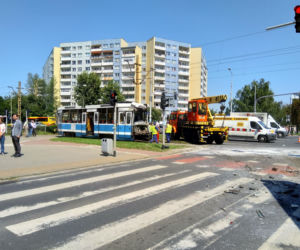 Tramwaj zderzył się z ciężarówką. Ranni pasażerowie i motorniczy!