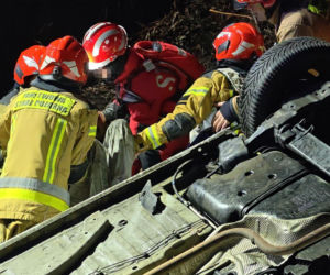 Dachował i wpadł do rzeki