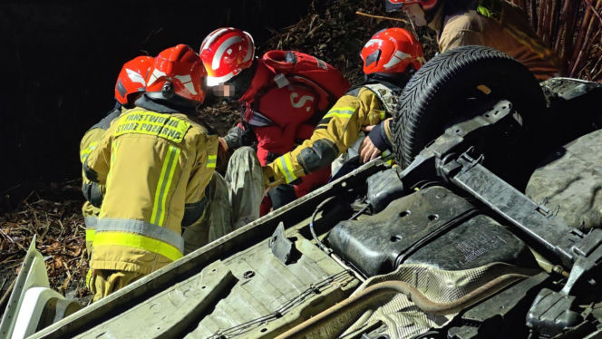 Dachował i wpadł do rzeki