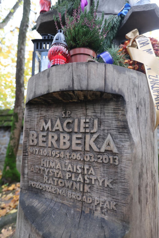 Drewniane rzeźbienia, góralskie korale, kolorowe ornamenty. Oto najpiękniejsze nagrobki na Podhalu