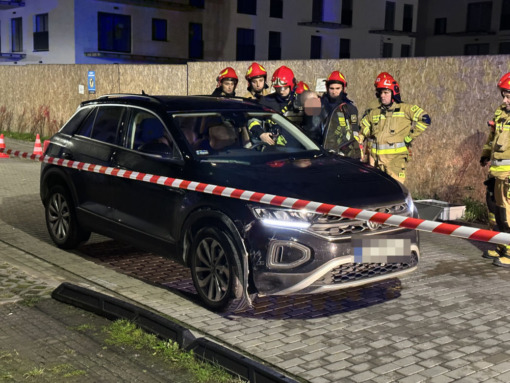 Pijana policjantka wiozła autem dzieci. Jej samochód wylądował na boku. Funkcjonariuszka została zawieszona