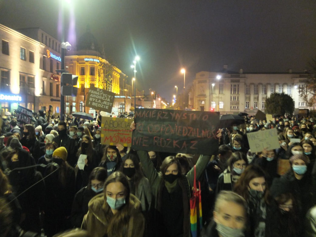 PROTEST KOBIET W LUBLINIE. KILKA TYSIĘCY OSÓB PRZEMASZEROWAŁO POD ARCHIKATEDRĘ I KURIĘ LUBELSKĄ. ŚWIĄTYNI MODLITWĄ BRONILI PRAWICOWCY