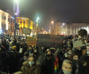 PROTEST KOBIET W LUBLINIE. KILKA TYSIĘCY OSÓB PRZEMASZEROWAŁO POD ARCHIKATEDRĘ I KURIĘ LUBELSKĄ. ŚWIĄTYNI MODLITWĄ BRONILI PRAWICOWCY