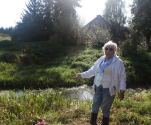 Dziki rów dzieli działkę, a urzędnicy rozkładają ręce. Seniorka drży, że dom osunie się do wody