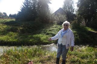 Dziki rów dzieli działkę, a urzędnicy rozkładają ręce. Seniorka drży, że dom osunie się do wody