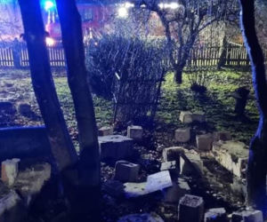 Dom byłego policjanta wyleciał w powietrze. Mężczyzna i jego żona są w ciężkim stanie
