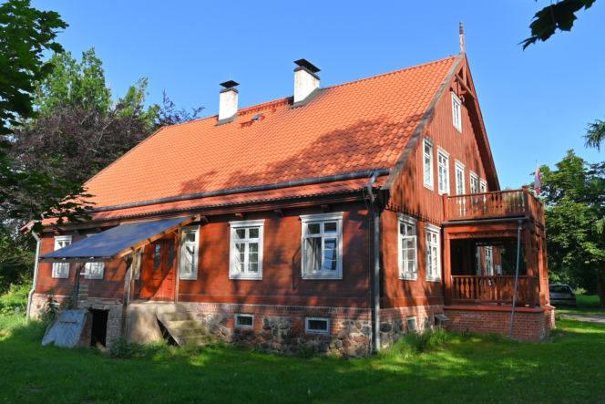 Drewniany dom w Jazowej na Żuławach - zabytek z 1887 r. odzyskał blask po pożarze