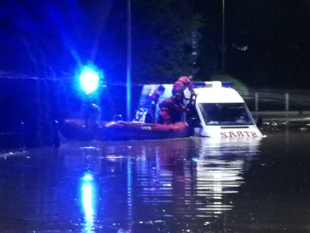 Wóz strażacki z rodziną pod wodą