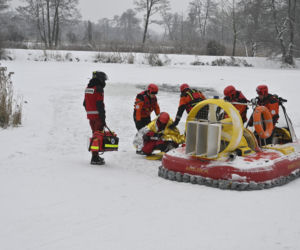 Gdy załamie się lód. Co robić, by uratować siebie lub kogoś, gdy wpadnie do wody?