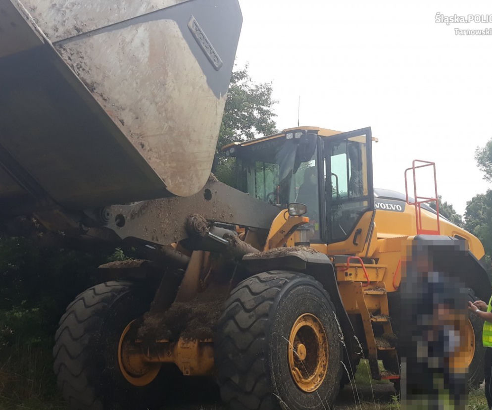 Śląskie: Jechał zaorać pole, poczuł nacisk pod koparką. 62-latek zginął w męczarniach