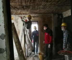 Uczniowie bydgoskiej budowlanki zabrali się do pracy! Wspólnie wyremontują dom Pani Teresy! [ZDJĘCIA]