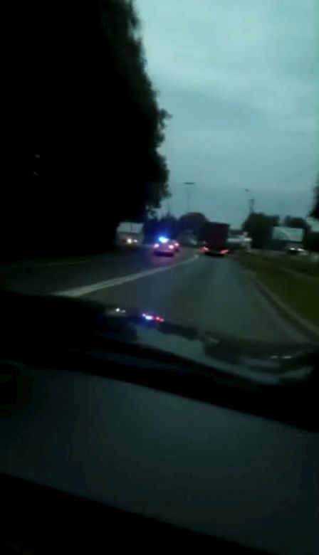 Polscy Bonnie i Clyde zatrzymani pod Sierpcem! W trakcie pościgu próbowali przejechać policjanta [ZDJĘCIA].