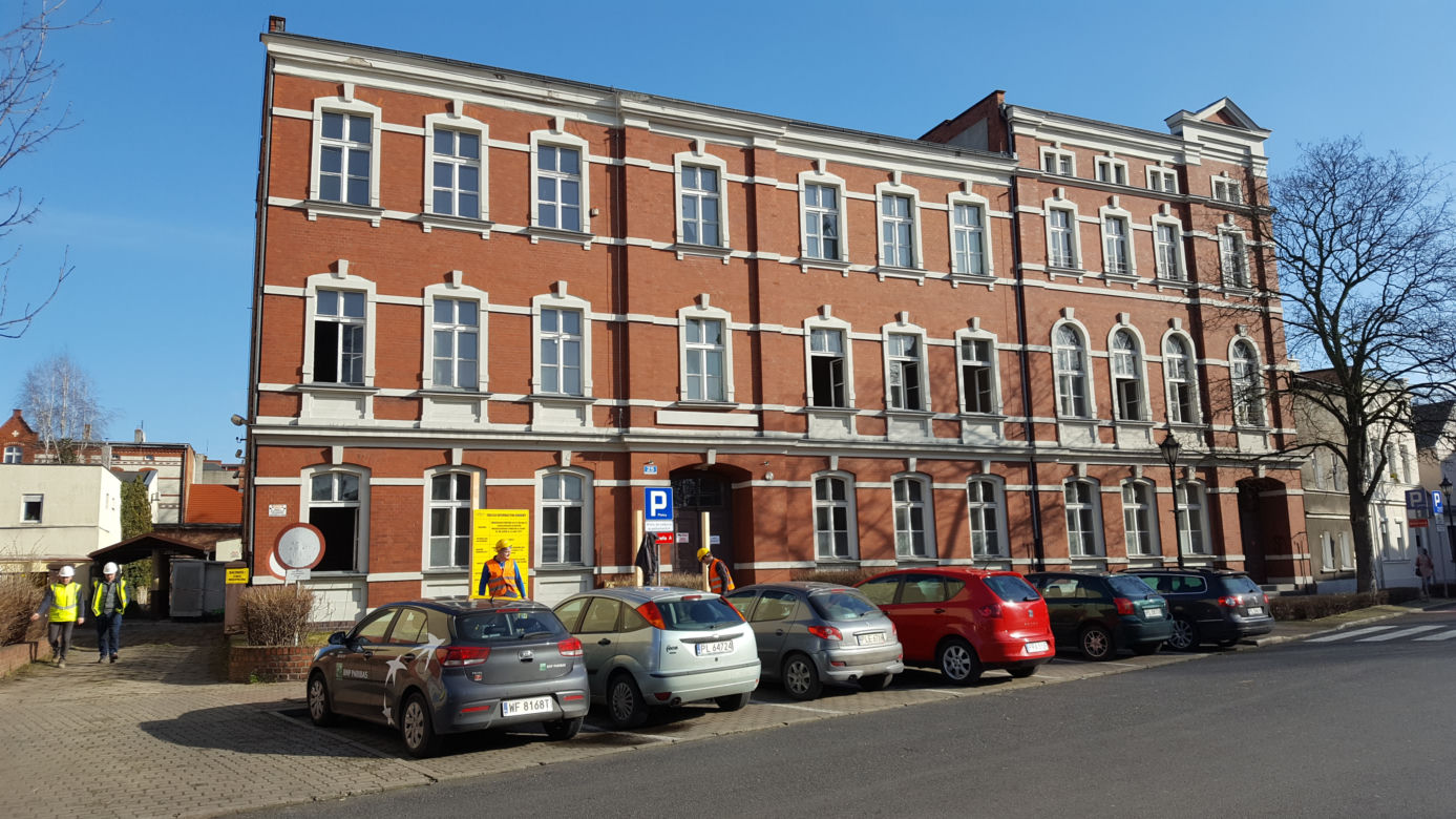 Lecą tynki i ściany. Ruszyły prace w budynku przyszłej biblioteki miejskiej 