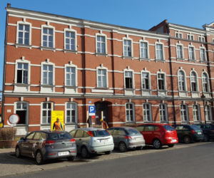 Lecą tynki i ściany. Ruszyły prace w budynku przyszłej biblioteki miejskiej 