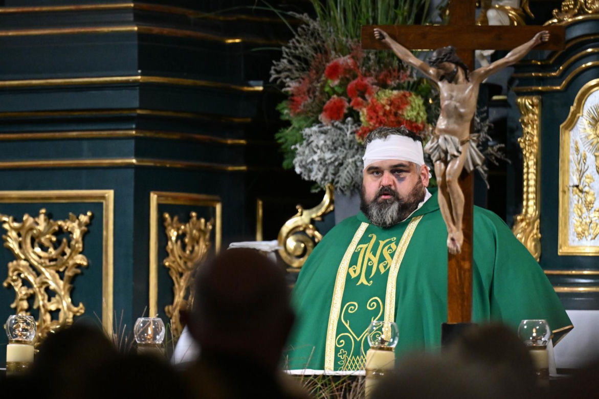 Ks. Adrian głosi kazanie na mszy świętej sprawowanej w intencji śp. ks. Stanisława Zbojnowicza w kościele rektoralnym pw. św. Mikołaja i św. Stanisława Biskupa w Jarosławiu