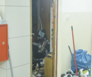 Udało się wejść do zaśmieconego mieszkania na Gocławiu. Wielkie sprzątanie
