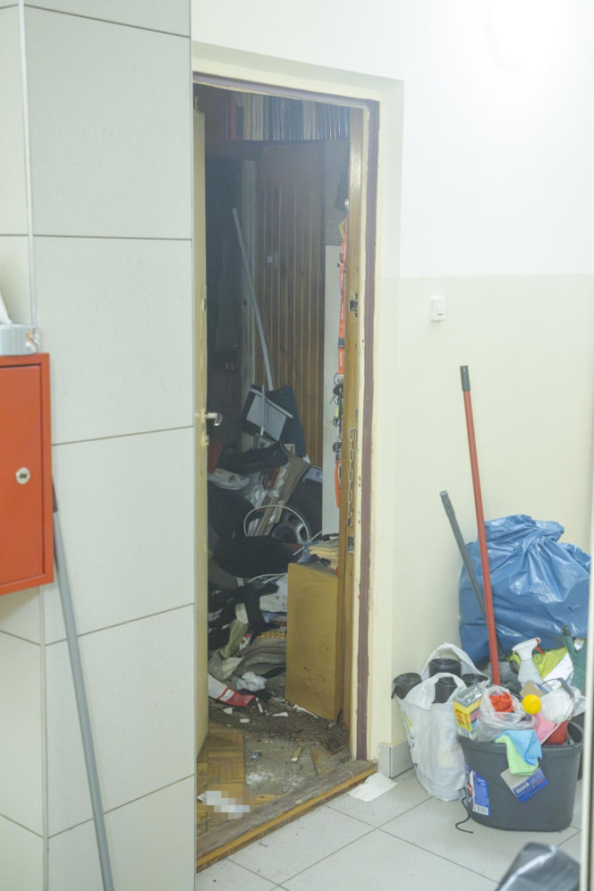 Udało się wejść do zaśmieconego mieszkania na Gocławiu. Wielkie sprzątanie