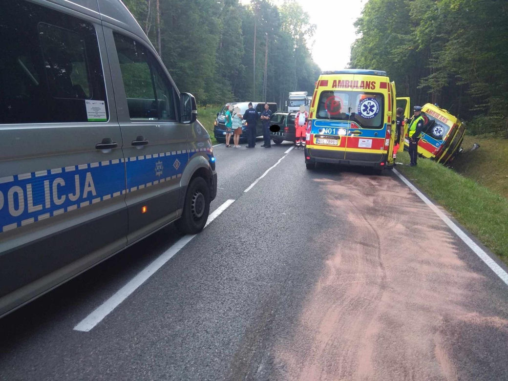 Karetka zderzyła się z samochodem! Poważny wypadek między Iławą a Sampławą